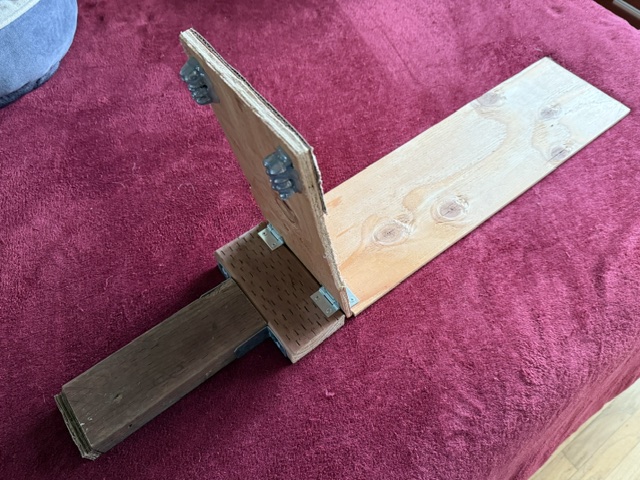 Weighted lever mechanism inside the cat-food restrictor